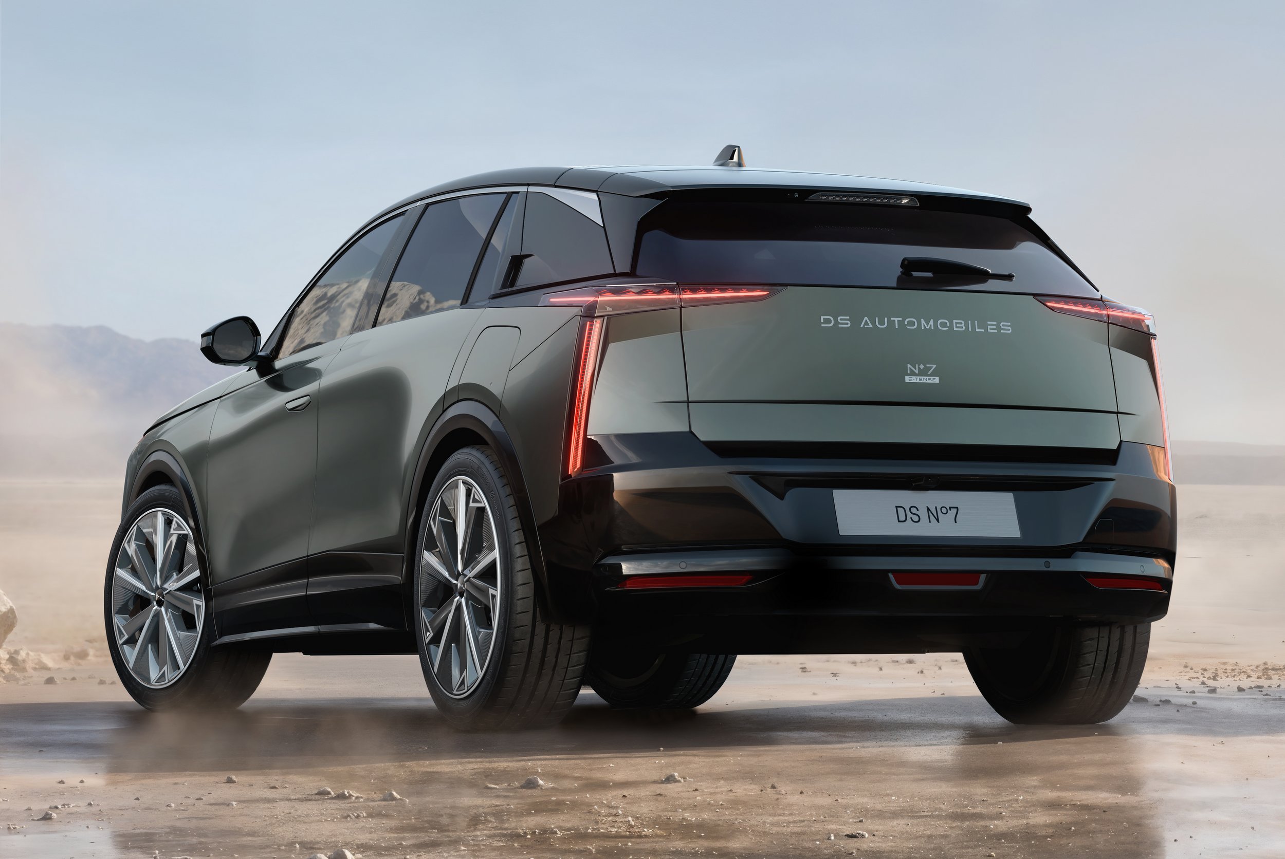 Villamosított SUV-val lép új korszakába a DS 8