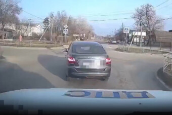 A rendőrök nem hittek a szemüknek: a csomagtartóban utazott az óvodás