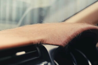 “Emberi” bőrrel borítottak egy belteret