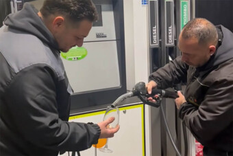 Sírva röhögnek az európai autósok az emelkedő benzinárakon