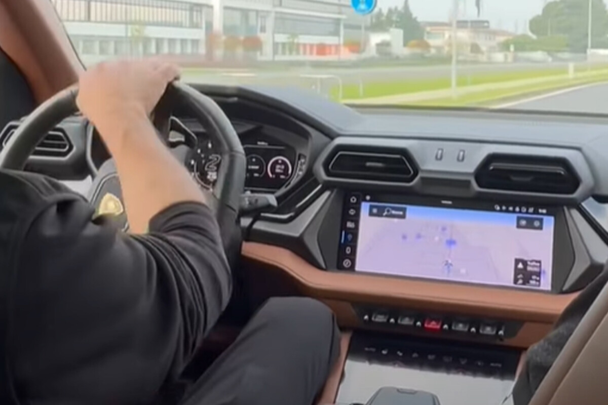 Új autót vett a magyar milliárdos, meg is mutatta