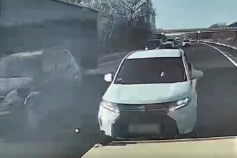 Nagy, sárga és villog, mégis ész nélkül nekimentek az M7-esen