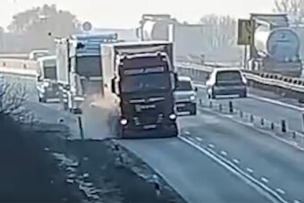 Szétrobbant egy kamion kereke, nézni is ijesztő, mekkorát repültek a darabjai