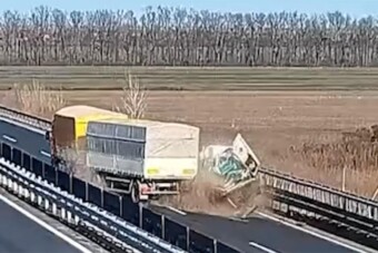 Brutális baleset az M4-esen, nem sok maradt a lerobbant furgonból