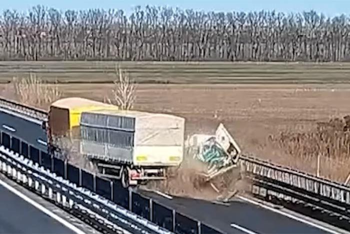 Brutális baleset az M4-esen, nem sok maradt a lerobbant furgonból
