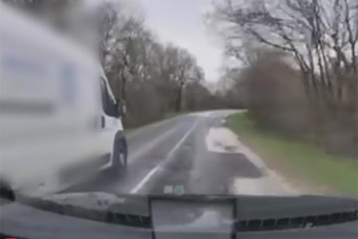 A rendőrök is csak pislogtak, mit művelt egy furgonos Zircnél