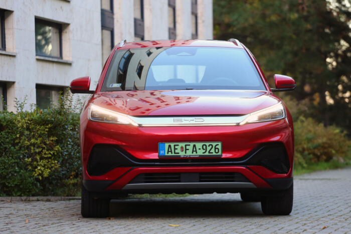 Olcsóbb, erősebb, hátsókerekes: odacsapott a BYD 7