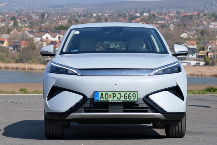 Olcsóbb, erősebb, hátsókerekes: odacsapott a BYD 8