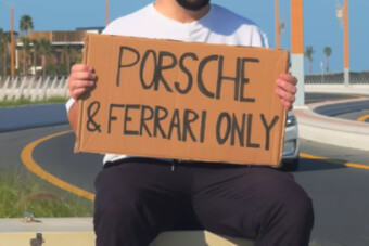 Kizárólag szupersportautókba volt hajlandó beülni egy stoppos