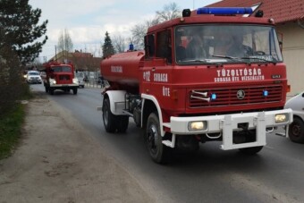 Tűzoltóautók vonultak végig egy magyar városon