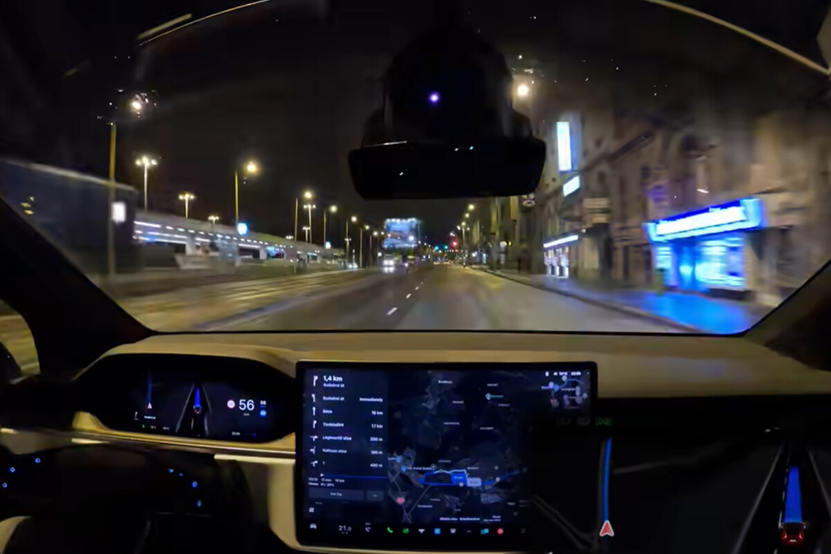 Önvezető Teslát engedett szabadjára egy autós Budapesten