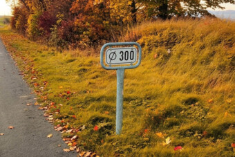 Rejtélyes kis tábla az út szélén: Mit jelent ez a furcsa jelzés?