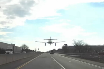 Csoda az autópályán: forgalomban landolt a pilóta