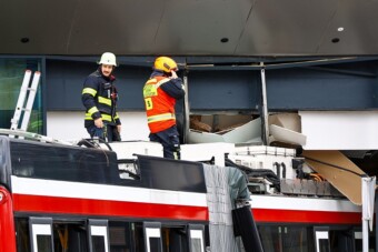 Fotókon az unortodox baleset: trolibusz hajtott egy szupermarketbe