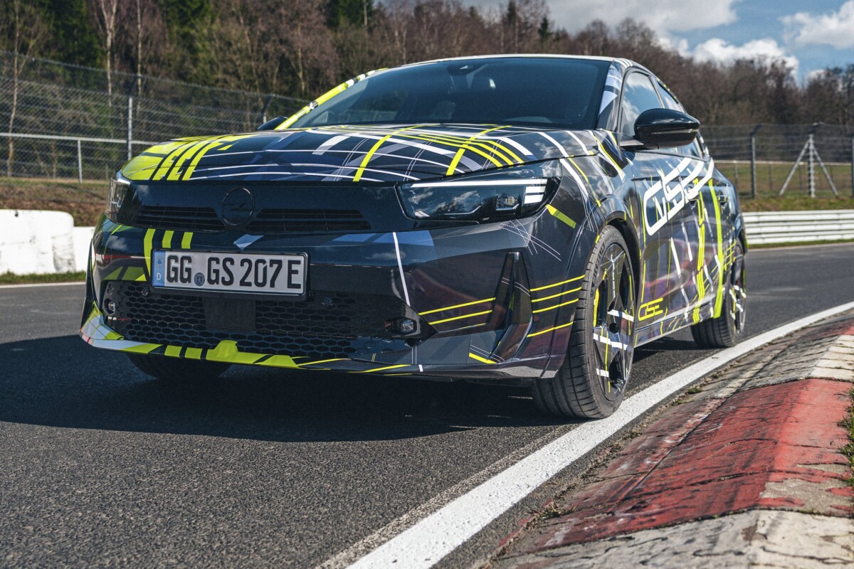 Gyári fotókon az Opel új sportmodellje