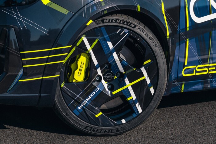 Gyári fotókon az Opel új sportmodellje 6