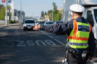 Szétcsaptak a rendőrök a budapesti buszsávok kiskirályai között