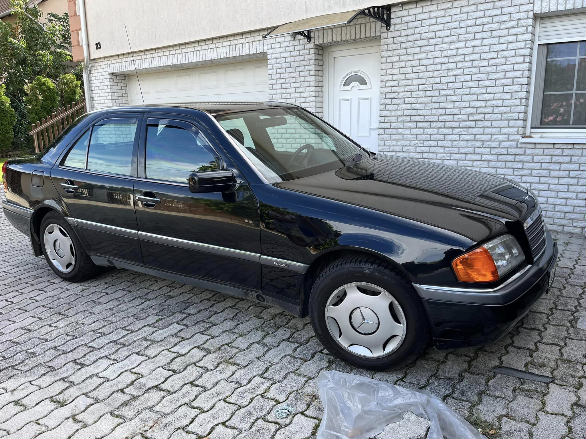 Magyar Péter megkaphatja ezt a páncélozott BMW-t 8