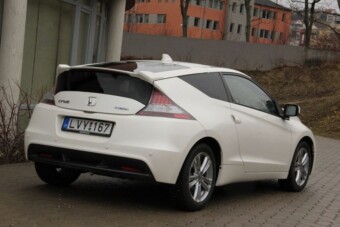 Lehet hülyén hangzik, de fiataloknak szerintem ez egy tökéletes első autó