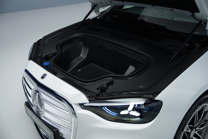 Hatalmas arccal érkezik az új Mercedes C-osztály 12