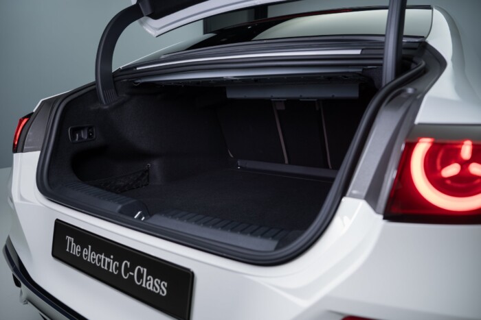 Hatalmas arccal érkezik az új Mercedes C-osztály 13