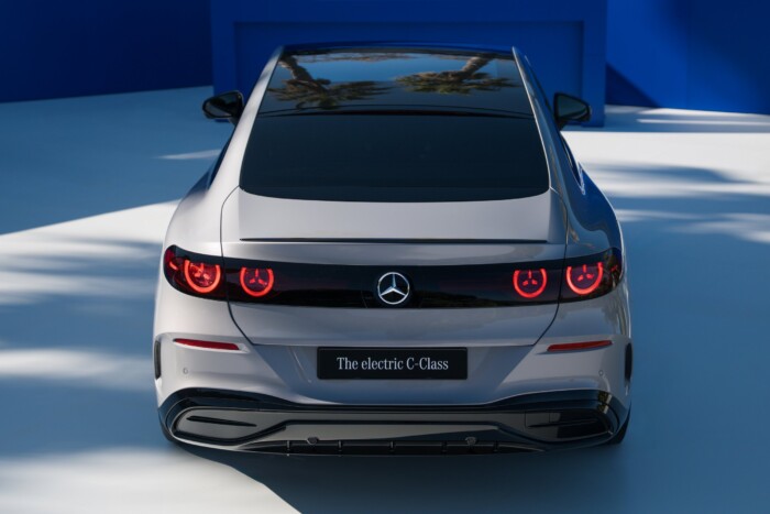 Hatalmas arccal érkezik az új Mercedes C-osztály 8