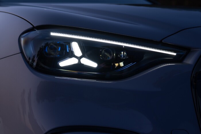 Hatalmas arccal érkezik az új Mercedes C-osztály 7