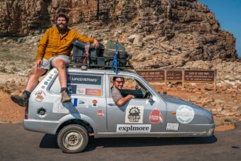 Eszement kalandba vágott két férfi egy háromkerekű autóval