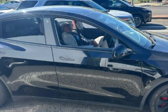 Részegen aludt a sofőr, az autója ment tovább