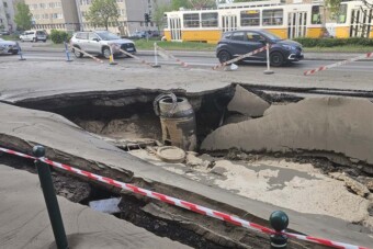 Beszakadt az úttest az Árpád hídnál, fotón a helyszín