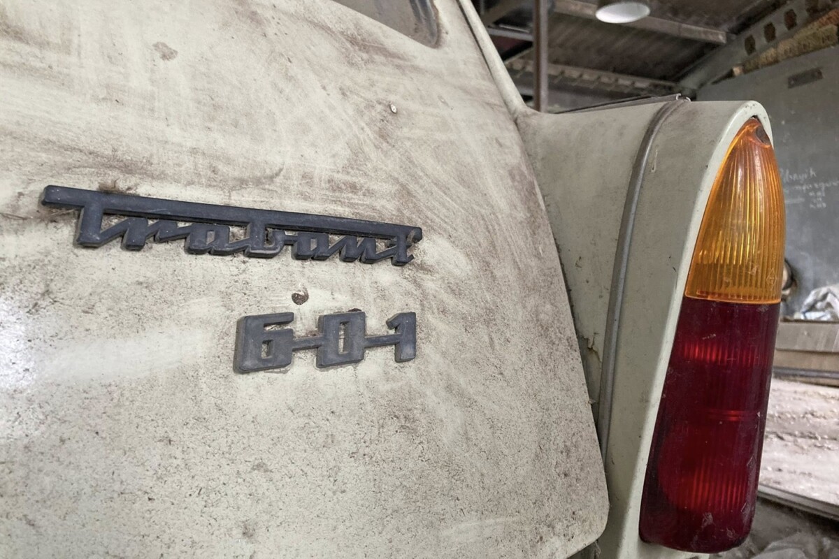 Magára hagyott Trabant került elő egy poros műhelyből