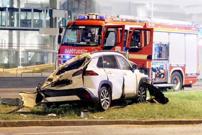 Lezuhant egy autó egy fővárosi felüljáróról, öt autó ütközött 1