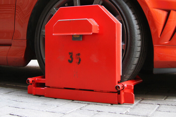 Mi legyen a sorsa ennek a járdára parkolt Mercedesnek? 5