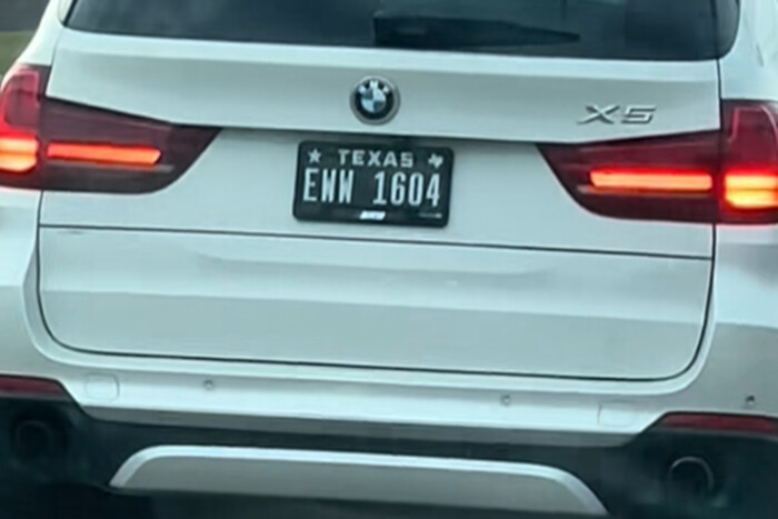 Jópofa egyedi rendszámmal üzen egy BMW-s 1