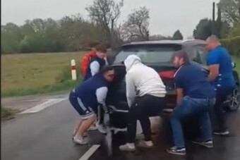 Lerobbant autó állta el a rögbisek buszát: zseniális, amit ezután tettek