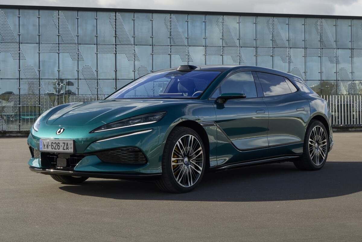 1100 lóerős kínai autó érkezett Európába