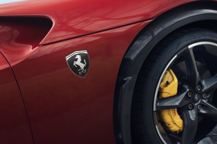 Egy kopóalkatrész cseréje mutatja miért a milliárdosok játékszere a Ferrari 8