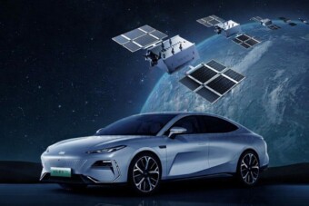 28 000 km/órával száguld a legdrágább Geely