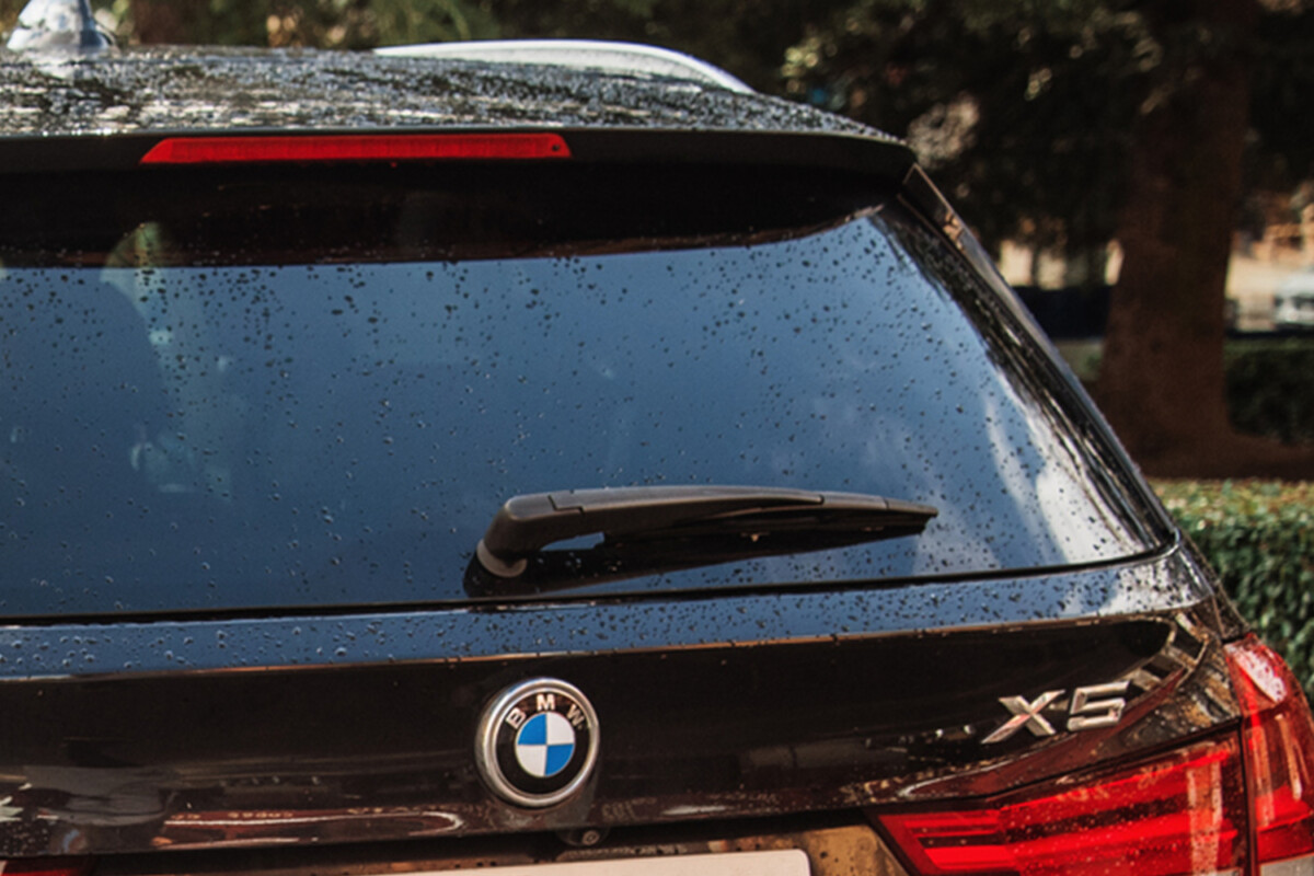 Jópofa egyedi rendszámmal üzen egy BMW-s