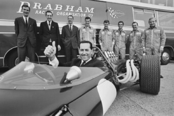 100 éves lenne az F1-pilóta, aki saját autójával lett világbajnok