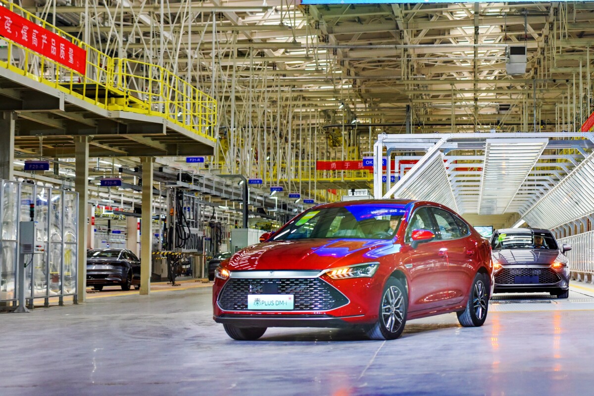 Rabszolgaként bántak a dolgozókkal egy kínai autógyárban