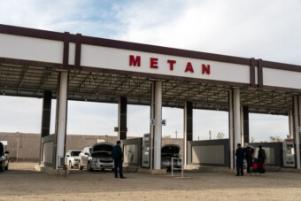 Egy ázsiai ország betiltotta a készpénzfizetést a benzinkutakon