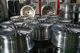 Ezért van értelme a méregdrága kovácsolt felniknek