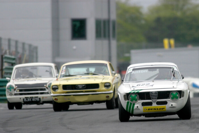 Ezért ragasztották le X alakban a régi versenyautók fényszóróit 1