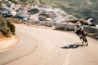 Motorosokat megszégyenítően előzte a kamiont ez a biciklis