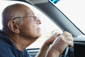 Újabb érv, miért veszélyesek az idős autóvezetők