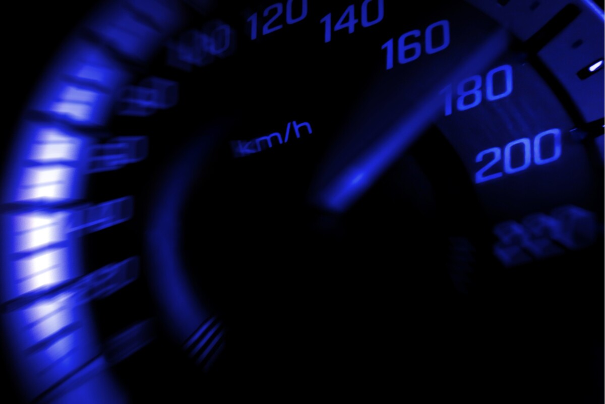 Egy audis 891 gyorshajtásnál jár, de még mindig nem vették el a jogsiját