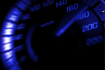 Egy audis 891 gyorshajtásnál jár, de még mindig nem vették el a jogsiját