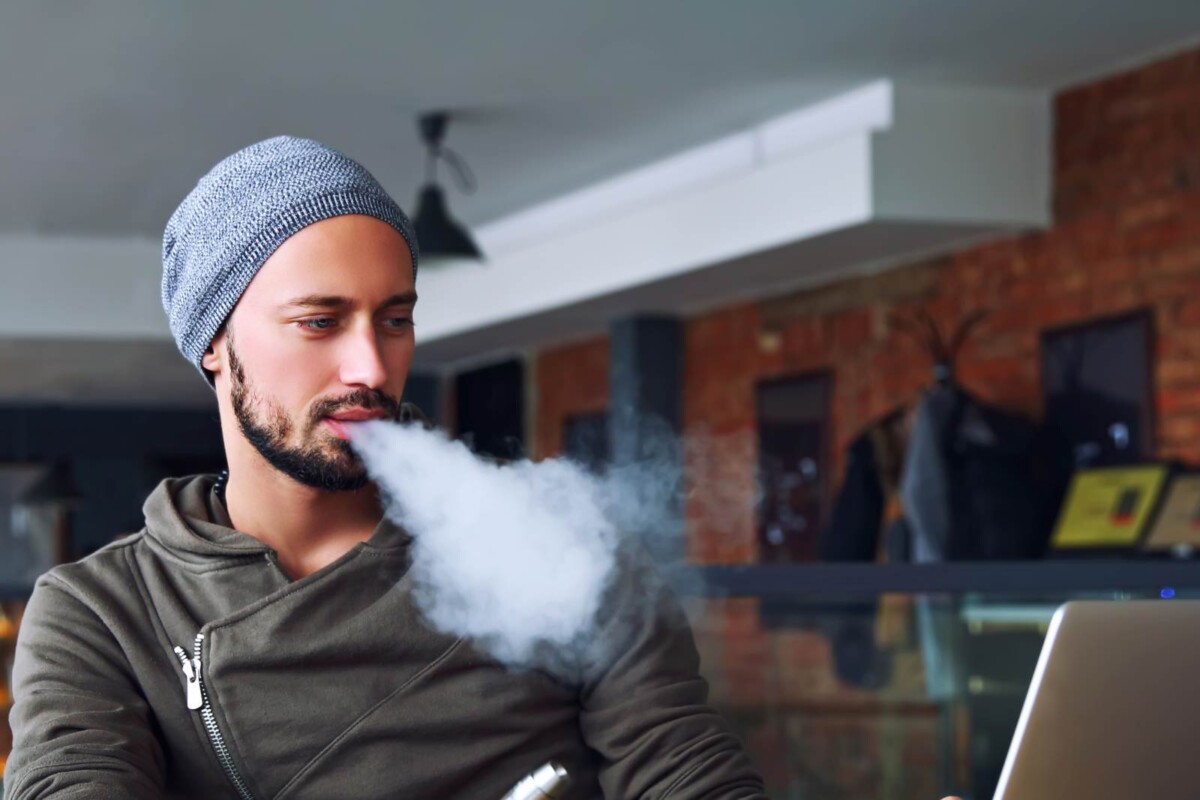 Te nyugodtan füstölnél a főnököd előtt?