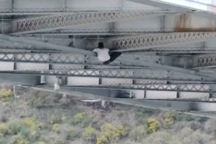 Az autótolvaj a rendőrök szeme láttára ment át Pókemberbe